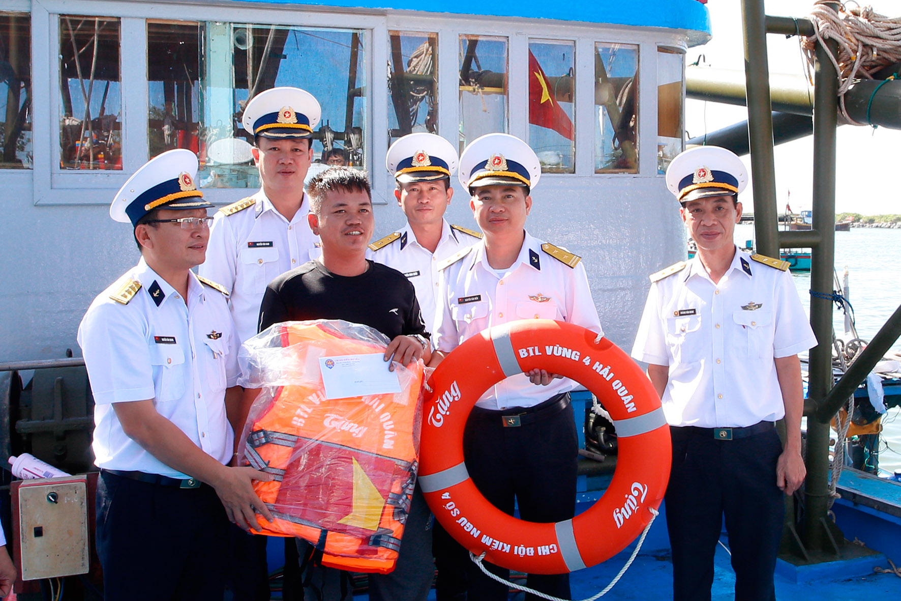 Hải quân Việt Nam làm điểm tựa cho ngư dân vươn khơi bám biển